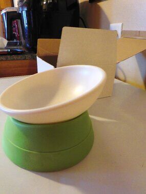 NIB - MOVABLE TILT CAT / DOG FOOD BOWL SITS FIRMLY ON GROUND